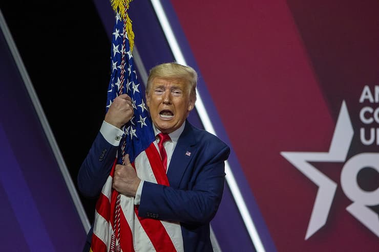 דונלד טראמפ מחבק דגל ארה"ב