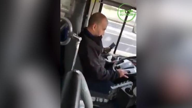 נהגי אוטובוס מסמסים בזמן הנהיגה
