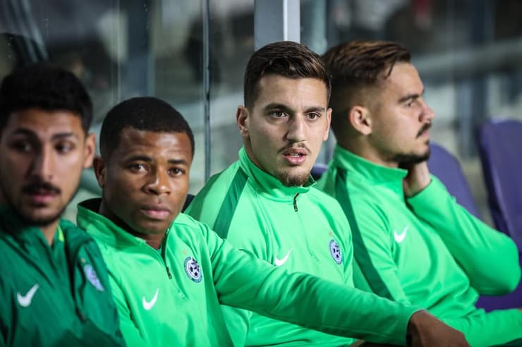 שועה. בילה במסיבת בריכה בקיסריה (צילום: עוז מועלם) ירדן שועה על הספסל