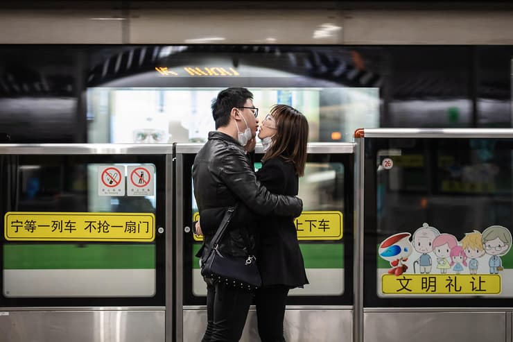 זוג מתנשק ב שנגחאי סין וירוס נגיף קורונה