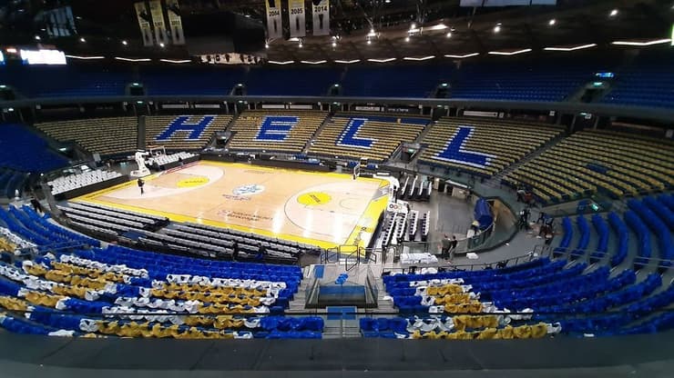 פעם אצטדיון עם אוהדים. היום מקום לחיסונים (צילום: ראובן שוורץ) היכל מנורה מבטחים