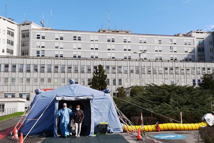 אוהל בדיקות ל נגיף קורונה ליד בית חולים ב קרמונה צפון איטליה
