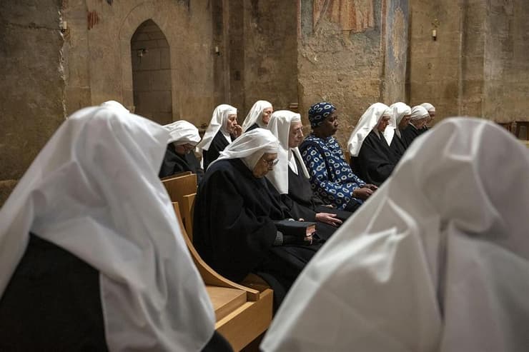 הנזירות בתפילה