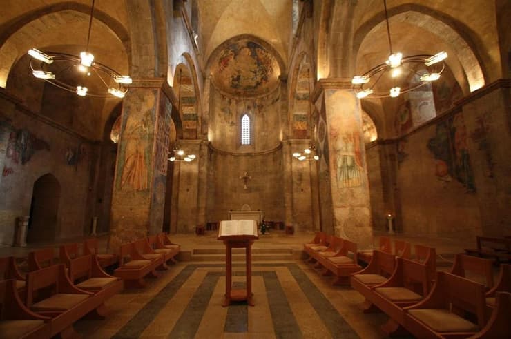 הבזיליקה הצלבנית במנזר אבו גוש