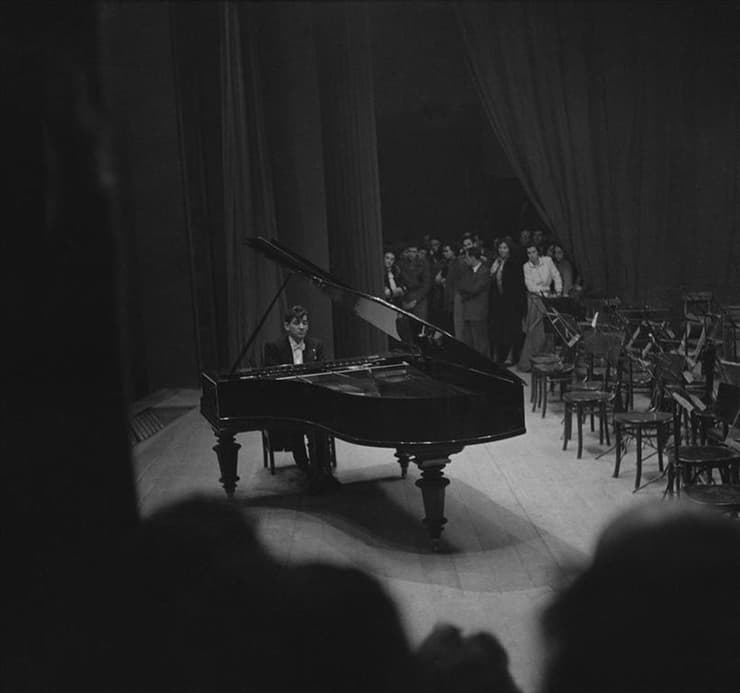 התזמורת הפילהרמונית בקונצרט חגיגי בניצוחו של לאונרד ברנשטיין, 1948 