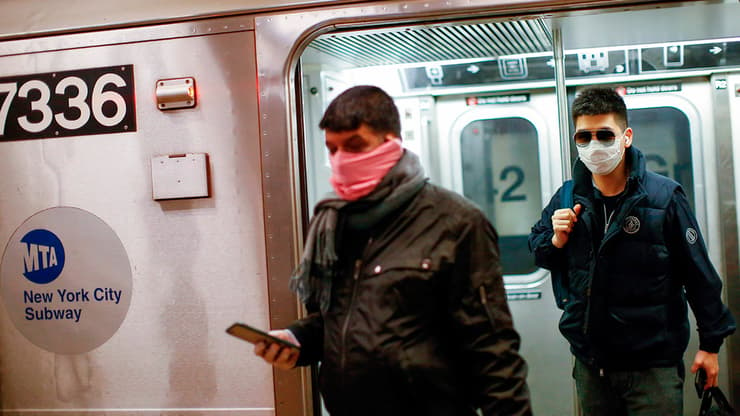 אנשים עם מסכות רכבת תחתית ניו יורק ארה"ב