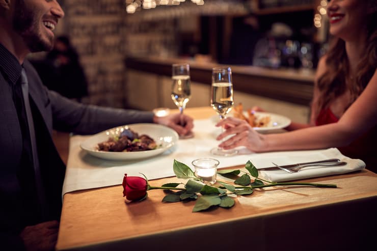 זוג במסעדה רומנטית