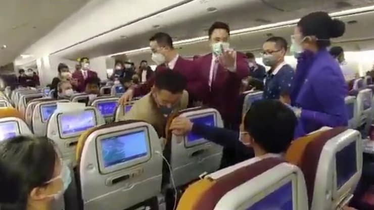 הנוסעת הסינית מתפרעת במטוס