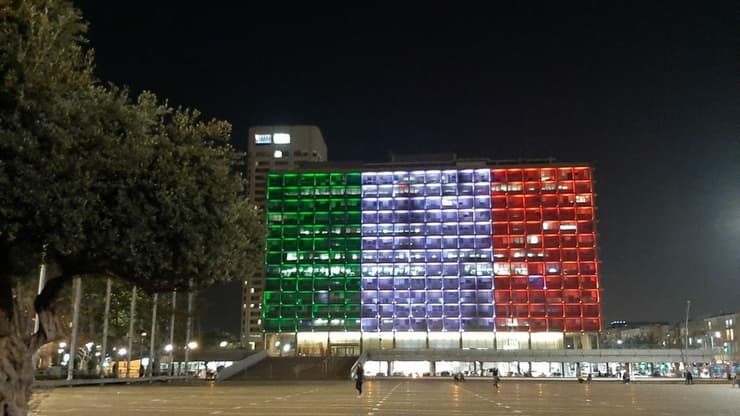 בניין עיירית תל אביב מואר בדגל איטליה