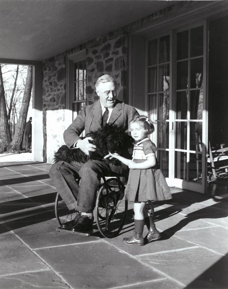 פרנקלין דלאנו רוזוולט על כסא גלגלים לאחר שחלה בפוליו