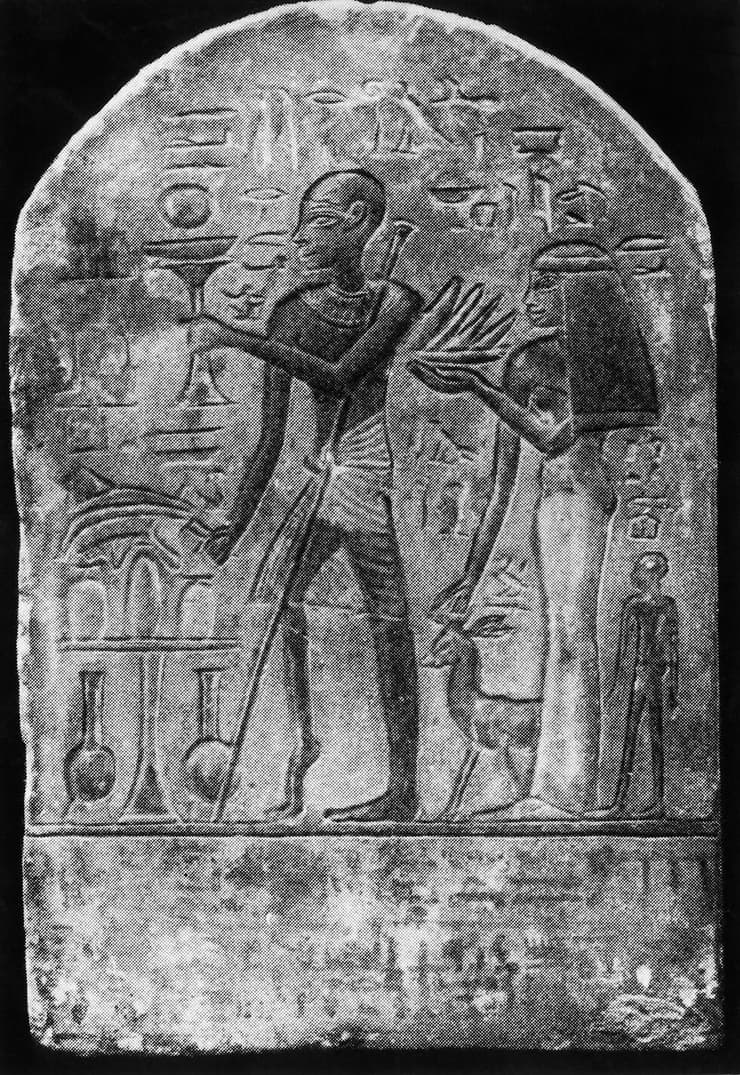 מצבת האבן המצרית שבה רואים עיוות ברגל