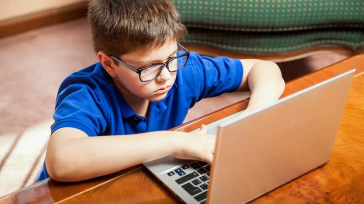 ילד עם מחשב נייד
