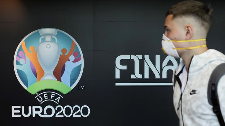 אדם עם מסכה על רק לוגו יורו 2020, בוקרשט