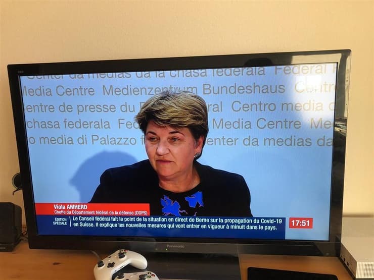 שרת הביטחון של שוויץ במהלך הנאום בטלוויזיה השוויצרית 