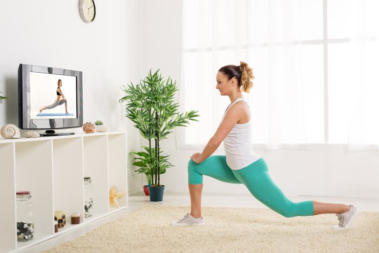פעילות גופנית בבית מול הטלוויזיה