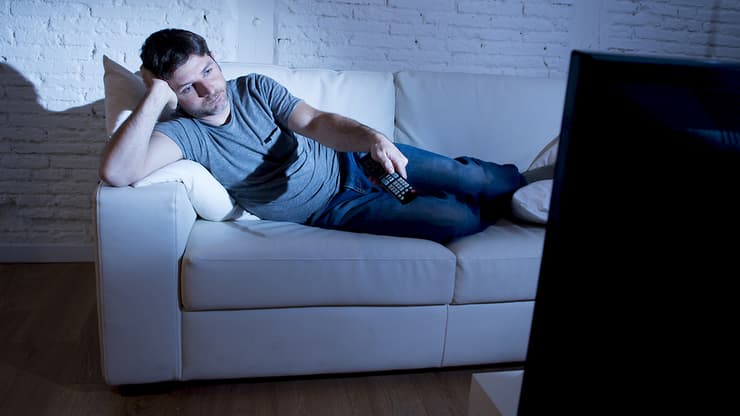 איש בדיכאון צופה בטלוויזיה