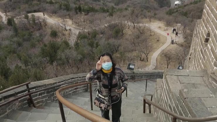 עדיין עם המסכה: תיירת בחומה הסינית   