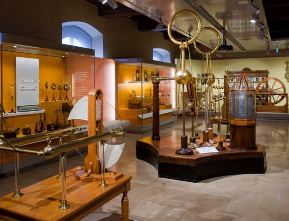 מגוון עצום של מכשירים מדעיים מאז ימי הביניים. מוזיאון גלילאו
