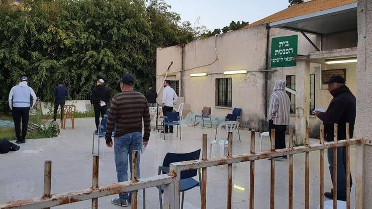 מתפללים מחוץ לבית הכנסת לאחר החמרת ההנחיות של משרד הבריאות