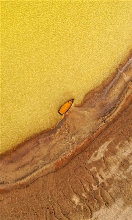 אגם מי מלח צהובים במדבר יהודה