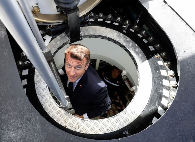 צרפת הנשיא עמנואל מקרון ב צוללת