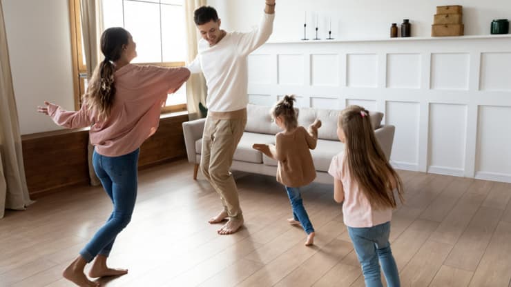 הורים ילדים רוקדים בסלון