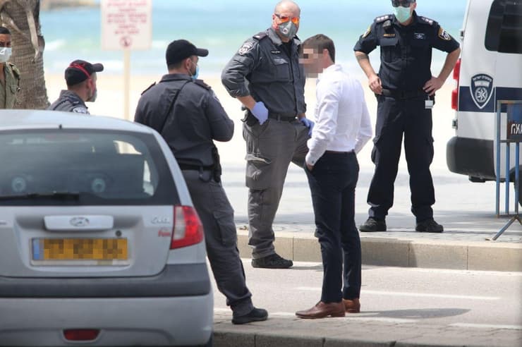 ארבעה נוסעים שנעצרו על ידי שוטרים בטיילת בתל אביב