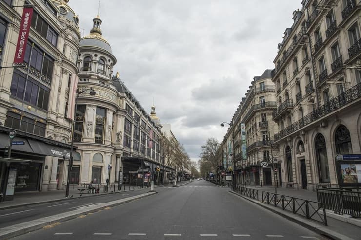  רחובות פריז השוממים בחודש אפריל השנה