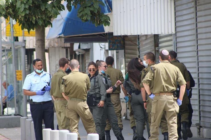 חיילים ושוטרים עומדים צמוד בנווה שאנן בתל אביב