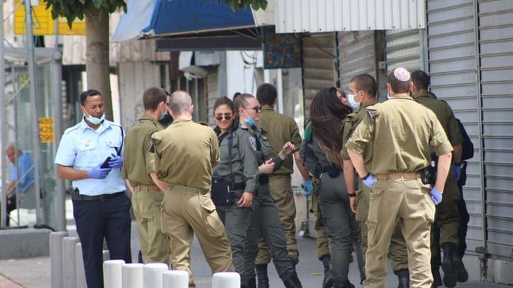 חיילים ושוטרים עומדים צמוד בנווה שאנן בתל אביב
