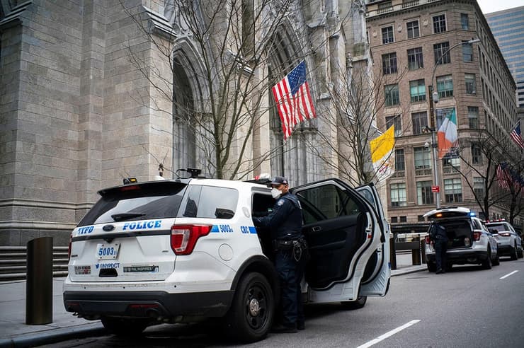 ניידת משטרה ליד קטדרלת פטריק הקדוש ב ניו יורק ארה"ב סגורה למתפללים 