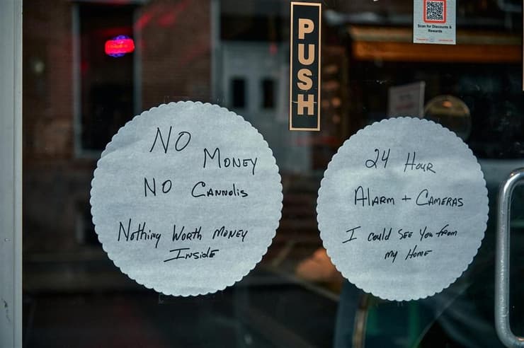 "אין כסף, אין קנולי". לא מעט מסעדות ברחבי העיר תלו שלטים מהסוג הזה על מנת להתריע את הגנבים 