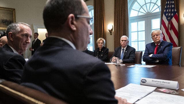 טראמפ מקשיב למנכ''ל מודרנה בנקל בפגישה בבית הלבן