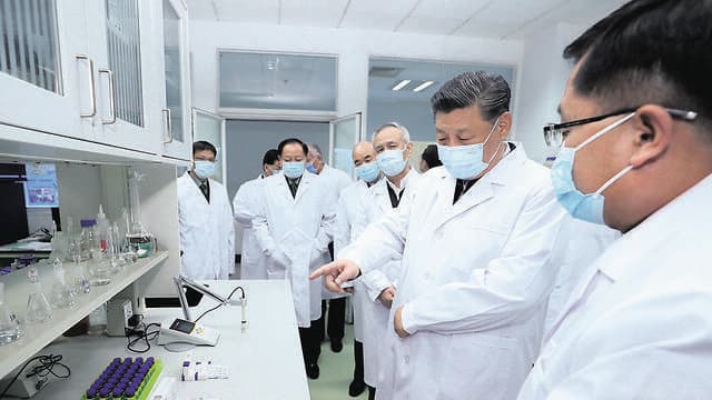 נשיא סין שי ג'ינפינג מבקר במעבדה לפיתוח חיסון 