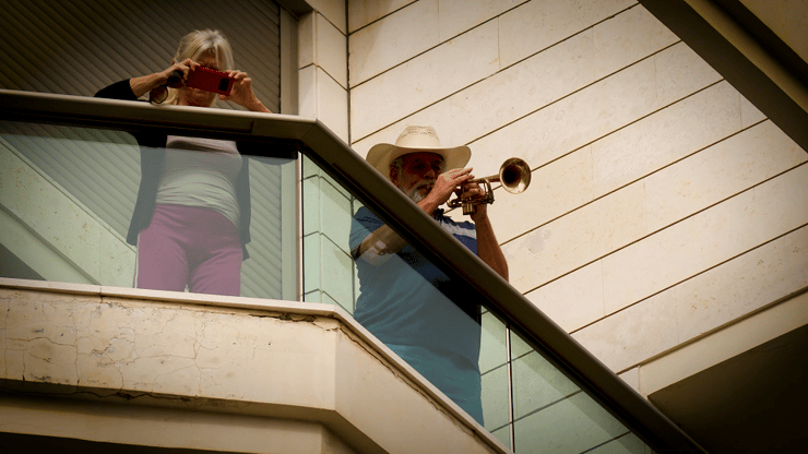 אנשים שרים במרפסת