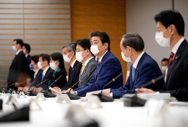 יפן שינזו אבה הכרז על מצב חירום ב טוקיו ובאזורים נוספים בגלל נגיף קורונה