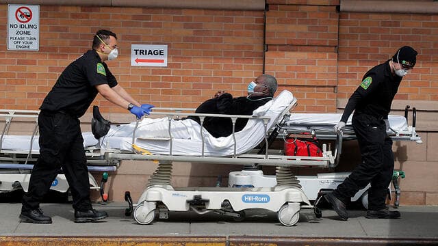 חולה קורונה מועבר לבית חולים בניו יורק