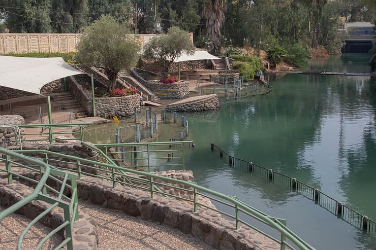 ריק בימי קורונה: אתר הטבילה ירדנית בנהר הירדן. ברקע - סכר דגניה
