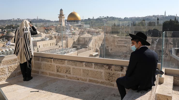 מתפללים בירושלים