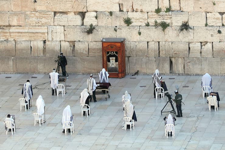 מתפללים בירושלים
