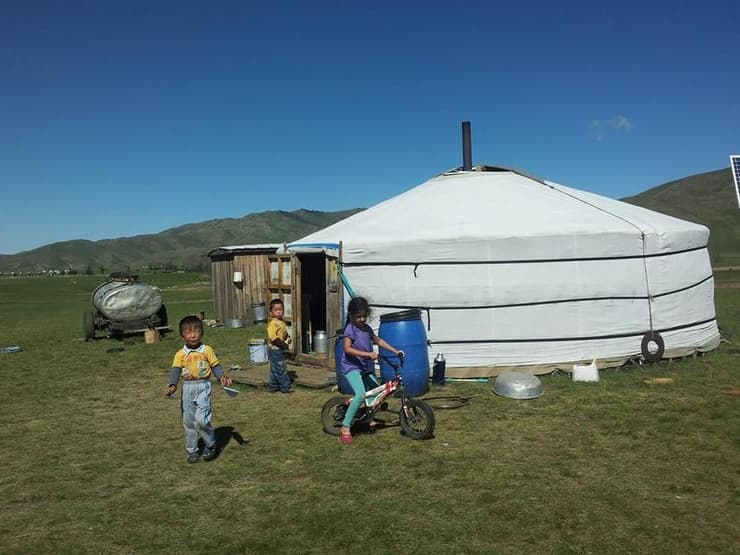 גלי (על האופניים) לצד האוהל המונגולי