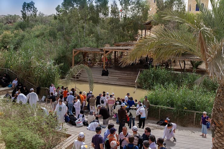 אתר הטבילה בירדן בקאסר אל יהוד - הצד הישראלי מול הצד הירדני