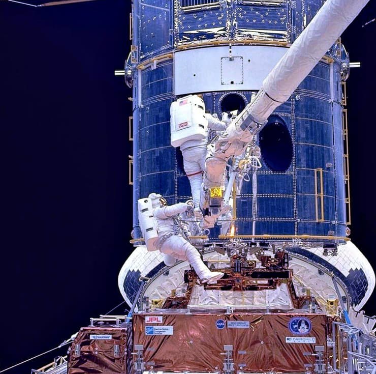 אורך הטלסקופ 13.2 מטרים, ורוחבו 4.2 מטרים בחלקו הרחב. בתמונה: האסטרונאוטים מוסגרב והופמן מתקינים אופטיקה מתקנת במהלך המשימה הראשונה, ב-1993