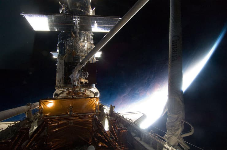 טלסקופ החלל האבל במהלך משימת השירות הרביעית והאחרונה במאי 2009