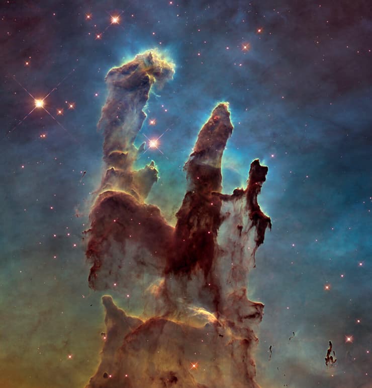 עמודי הבריאה - אולי אחת התמונות הכי מפורסמות של טלסקופ החלל האבל. בתמונה ערפילית גז עצומה (חלק מערפילית הנשר), ובתוכה כוכבים בתהליך התפתחותם