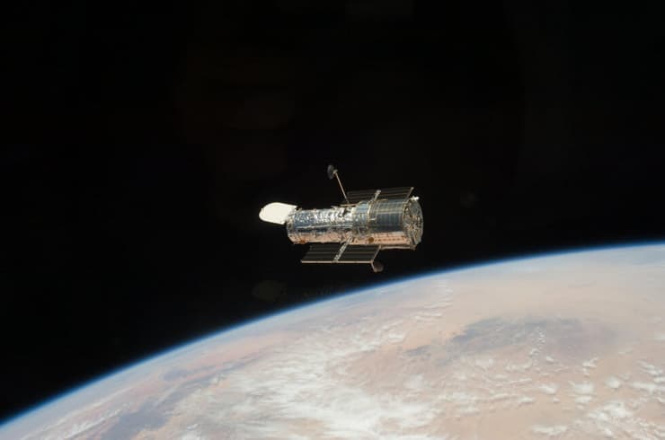 תמונה אחרונה של טלסקופ החלל האבל מקרוב. התמונה צולמה דקות ספורות לאחר התיקון האחרון בחלל במאי 2009
