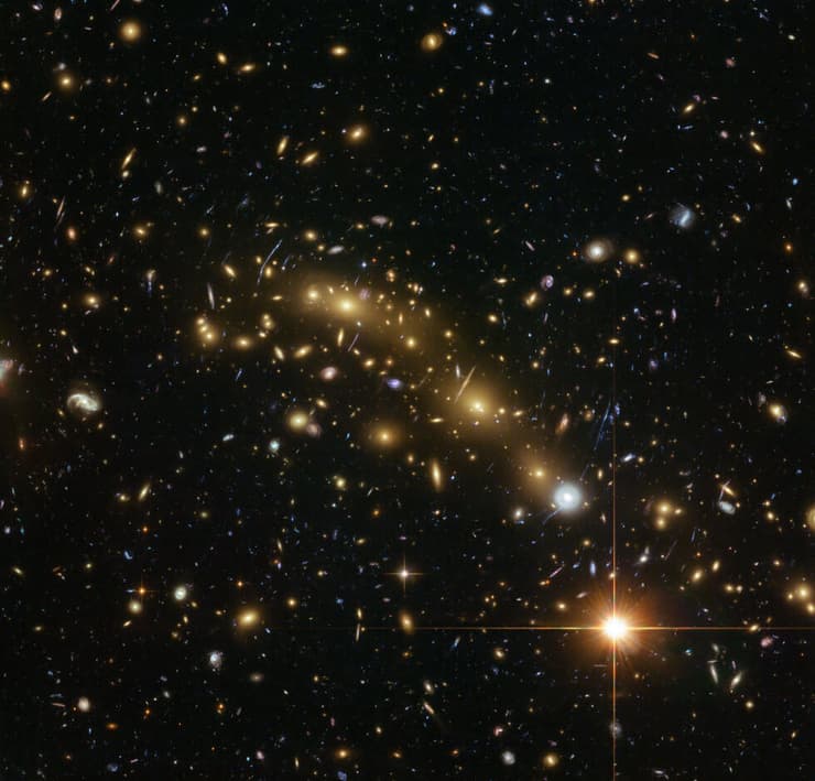 תכנית שדות עמוקים של האבל בשנת 2012 יועדה לקדם את הידע של היווצרות גלקסיות צעירות על ידי צילום גלקסיות אדומות באזורים בחלל בהם לכאורה אין שום דבר. 