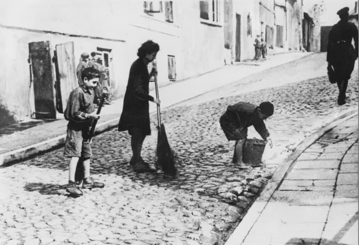ילדים יהודים מנקים את הרחוב,1941