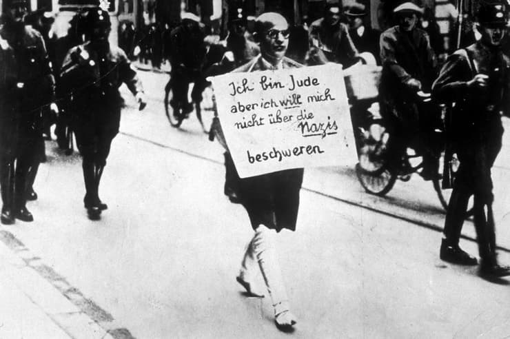 יהודי יחף ברחובות מינכן, 1933