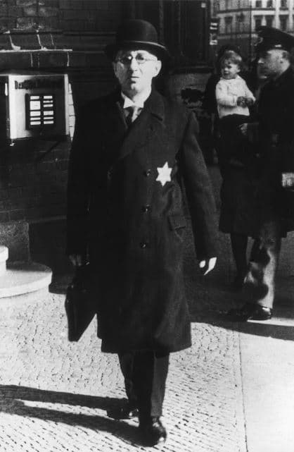 יהודי עם טלאי, 1935